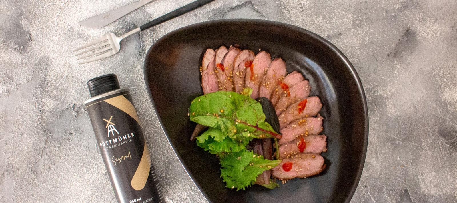 Pottmühle Rezept Carpaccio von der Entenbrust mit Wildkräutersalat und Sesamsauce