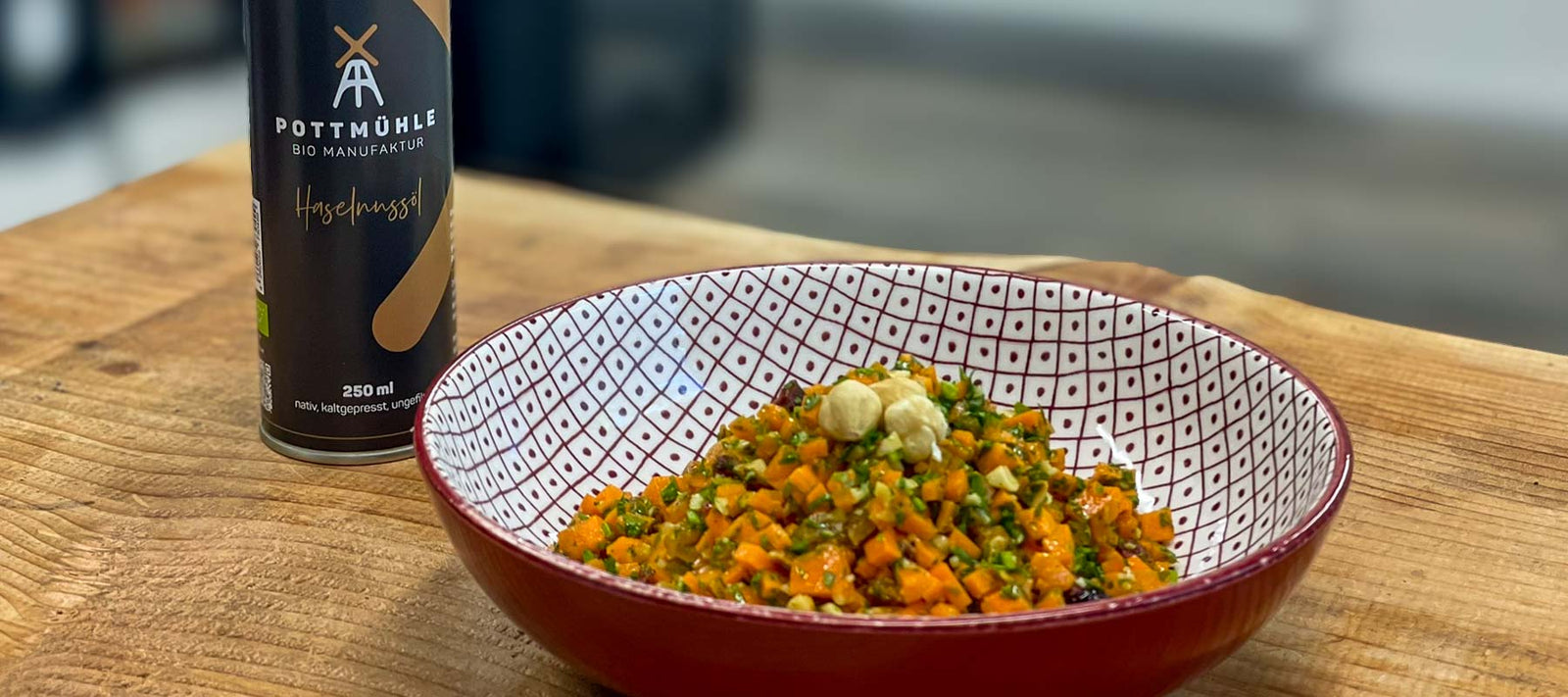 Möhrensalat mit Haselnussöl, getrockneten Aprikosen und Haselnüssen