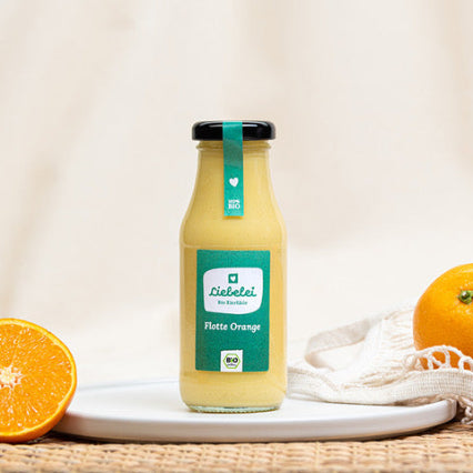 Liebelei Bio Eierlikör Flotte Orange mit Orangen dekorativ arrangiert