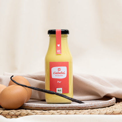 Liebelei Bio Eierlikör Pur mit Eiernm Vanille und Deko angerichtet zum Servieren