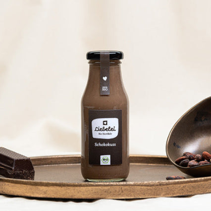 Liebelei Bio Eierlikör Schokokuss mit Schokolade und Kakaobohnen dekoriert