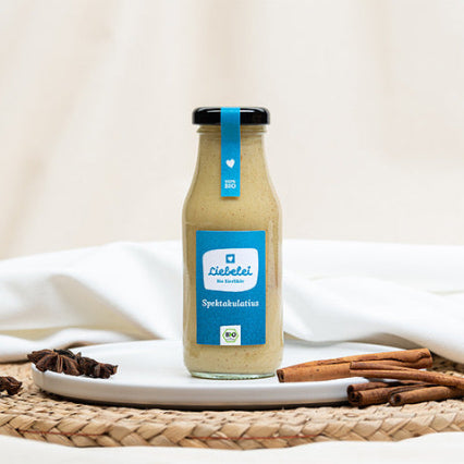 Liebelei Bio Eierlikör Spektakulatius mit Zimtstangen und Sternanis dekoriert