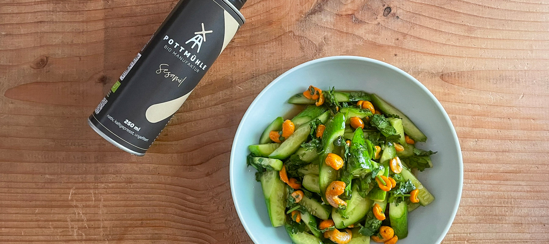 Einfacher Gurkensalat mit gerösteten Nüssen und Koriander