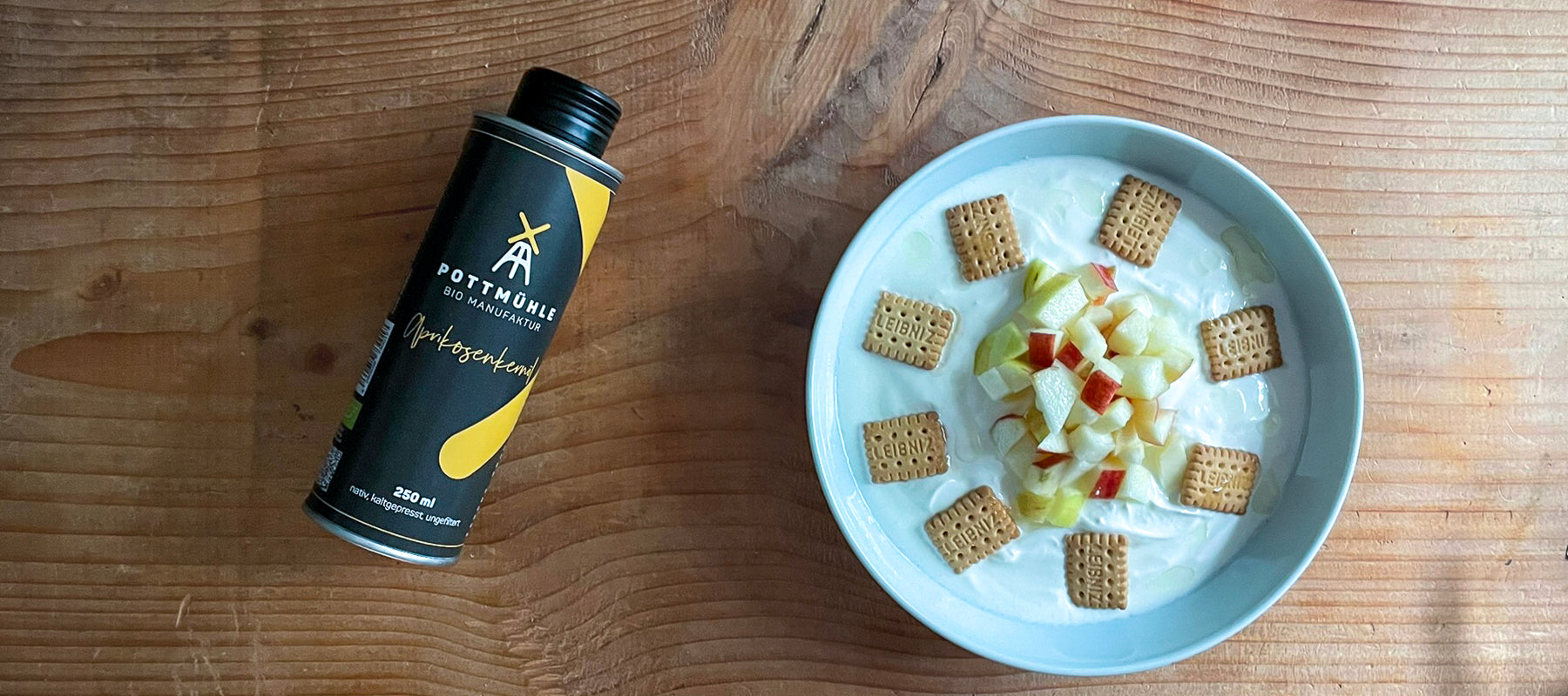 Griechischer Joghurt mit Aprikosenkernöl und Apfel