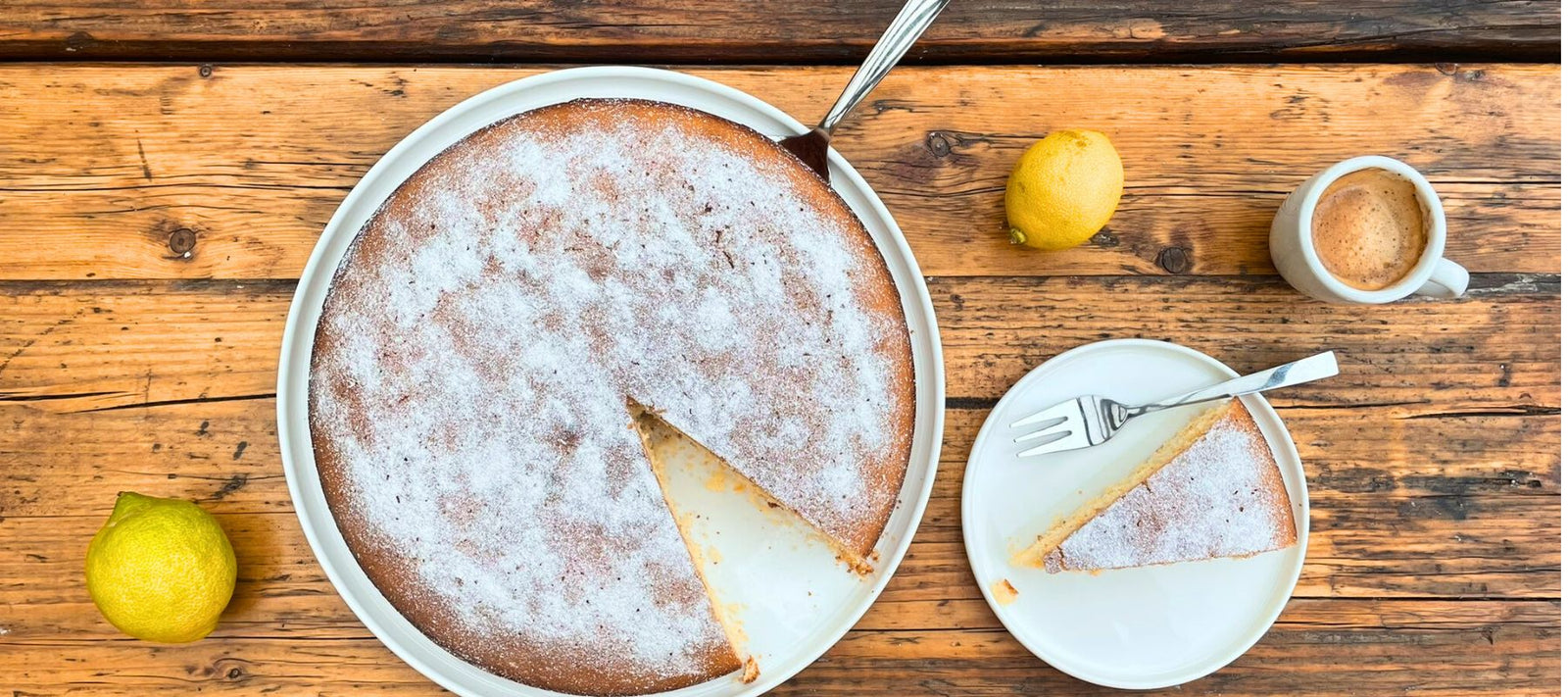 Torta di Limone all’Olio – Zitronenkuchen mit Olivenöl Kuchen und ein Stück auf Teller angerichtet