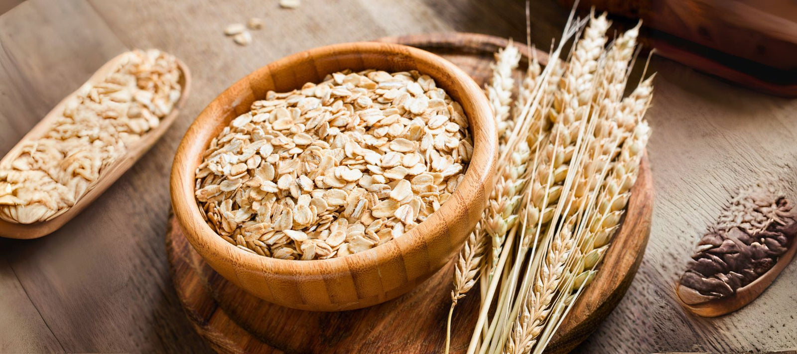 Haferflocken in Holzschale auf Brett