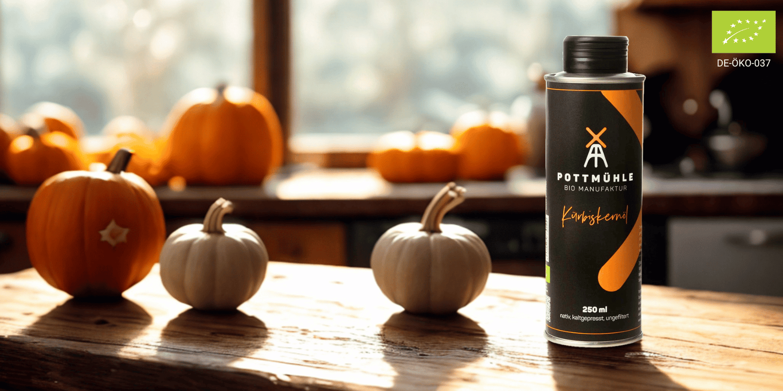 Homepage Startbild Bio Kürbiskernöl 250 ml mit Kürbis in Küche