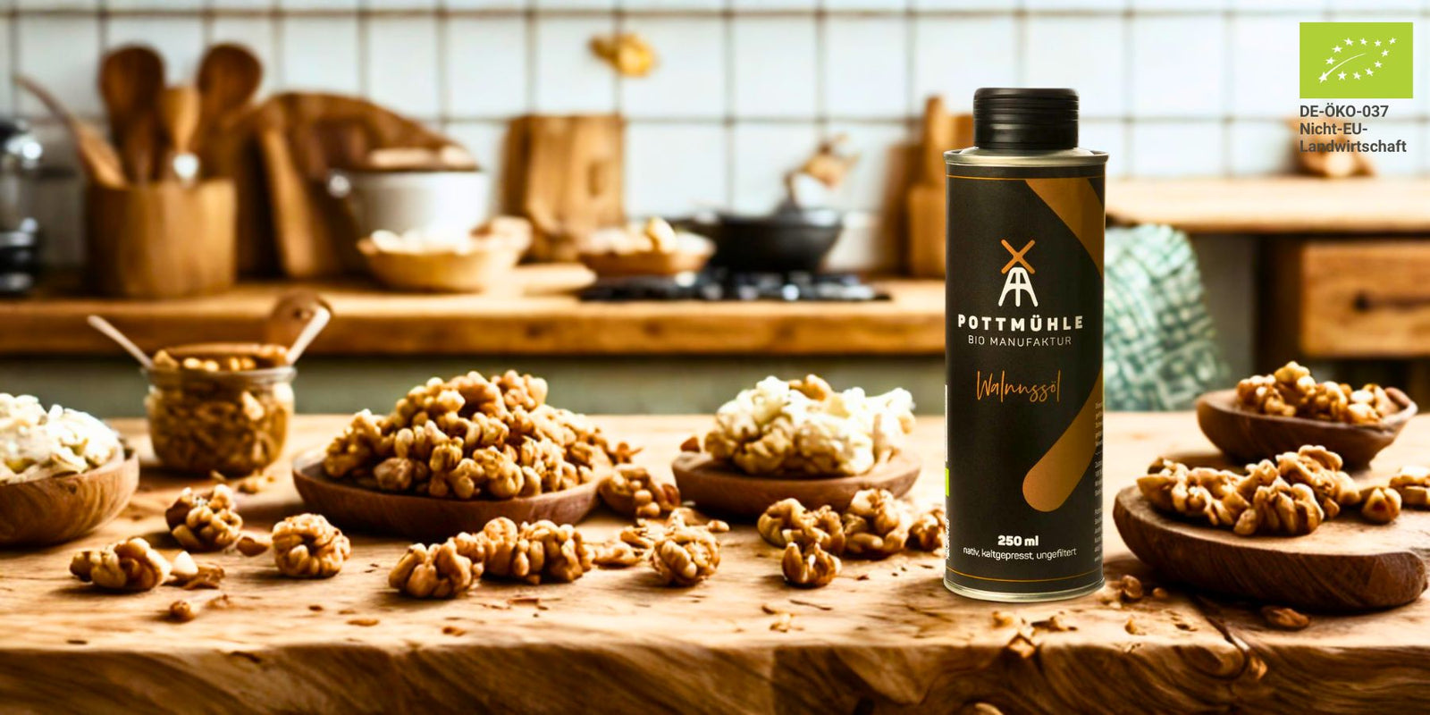Pottmühle Walnussöl in Küche mit Nüssen auf Holztheke