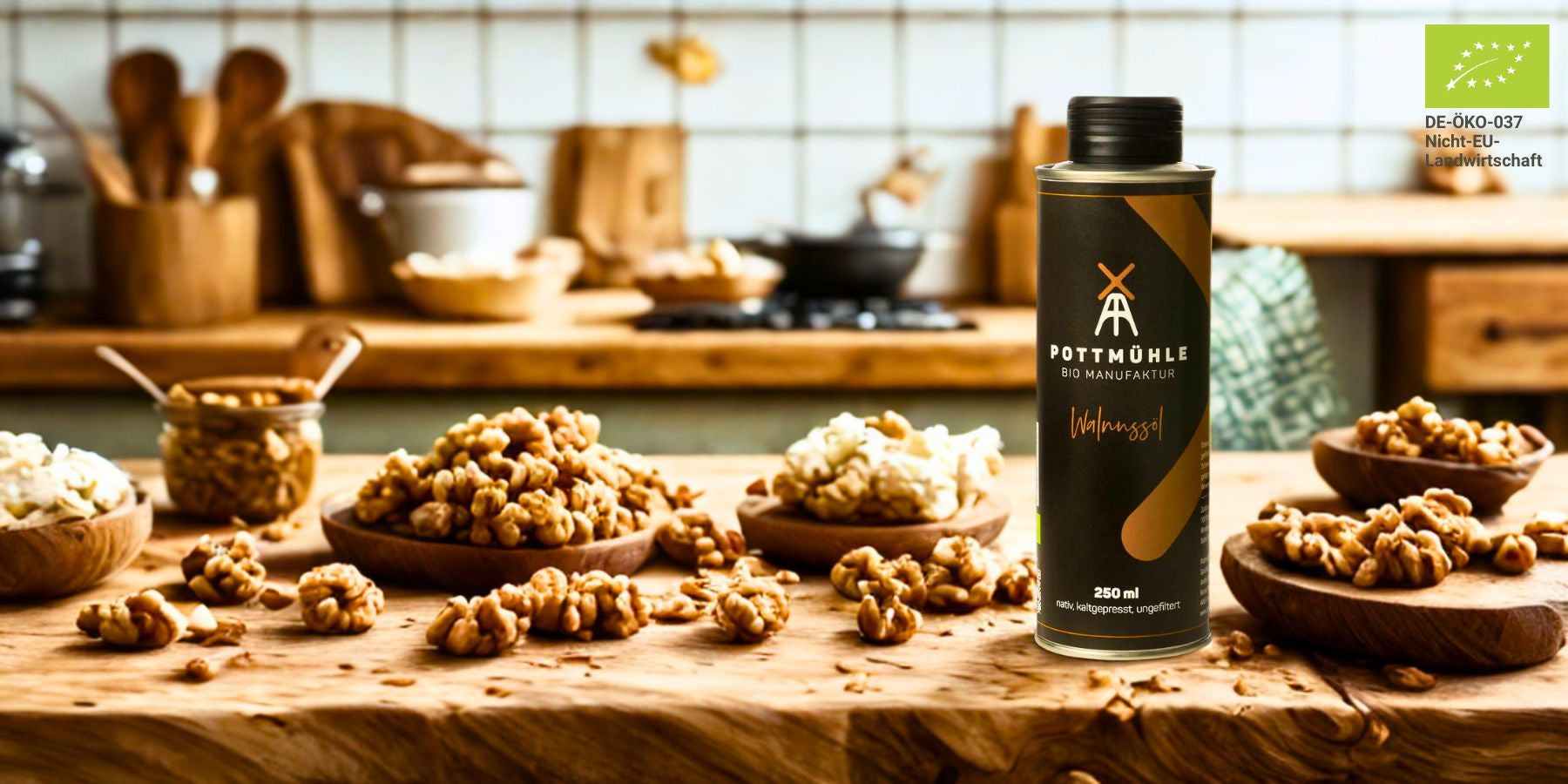 Pottmühle Walnussöl in Küche mit Nüssen auf Holztheke
