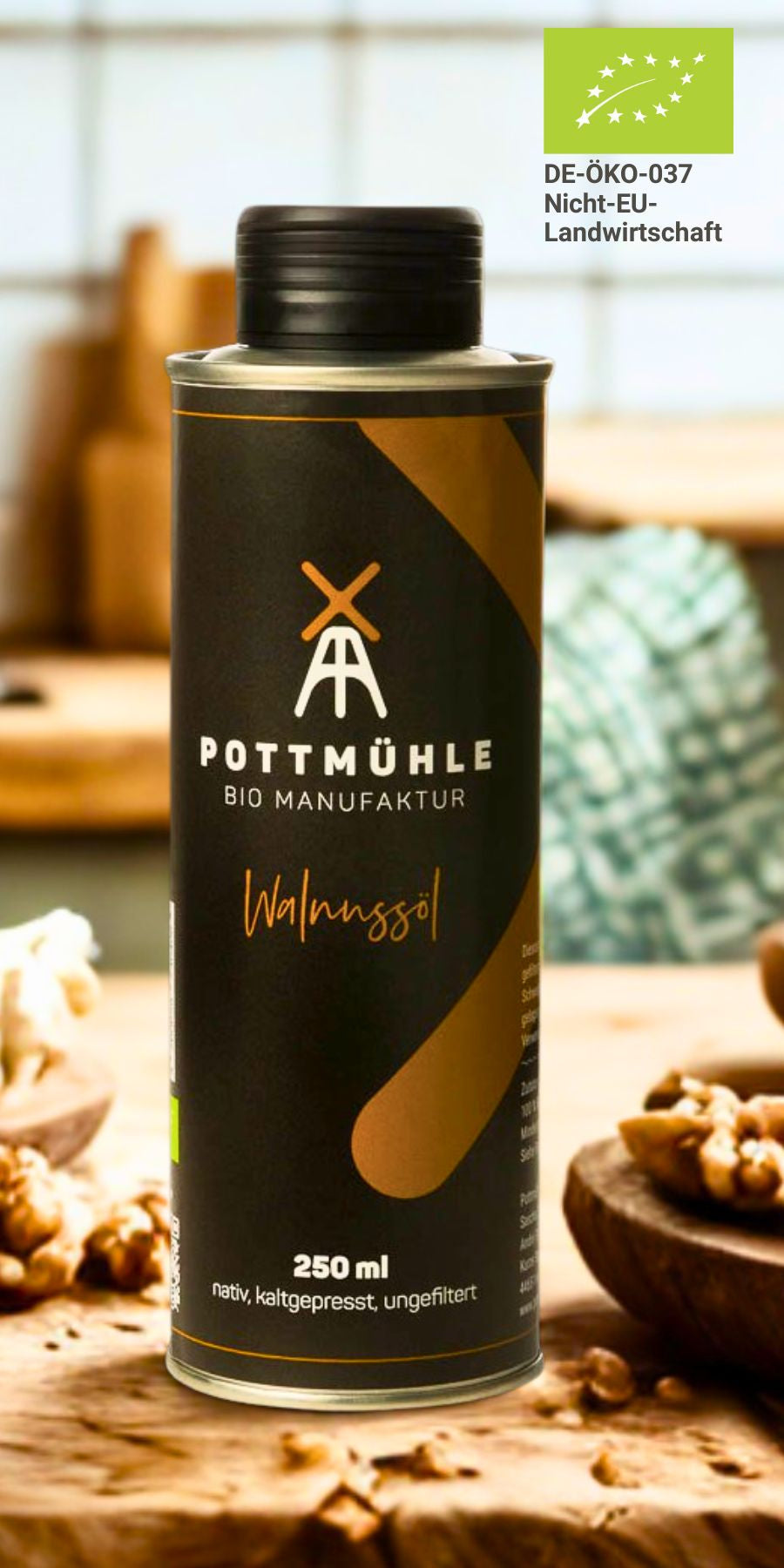 Pottmühle Walnussöl in Küche mit Nüssen auf Holztheke