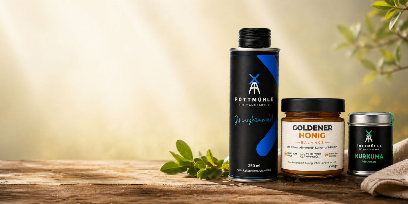 Goldener Morgen Bundle von Pottmühle mit Goldenem Honig, Bio Schwarzkümmelöl und Bio Kurkuma auf Holzuntergrund – Morgenritual Bundle für einen bewussten Start in den Tag